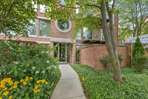 2030 Arbor Ln #102, Northfield, IL 60093