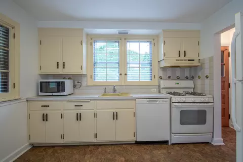 180 N Wolf Rd, Des Plaines, IL 60016 photo 4