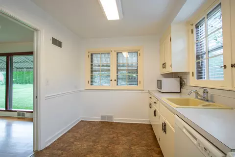 180 N Wolf Rd, Des Plaines, IL 60016 photo 5