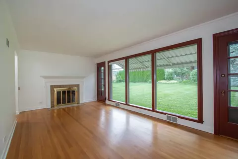 180 N Wolf Rd, Des Plaines, IL 60016 photo 2