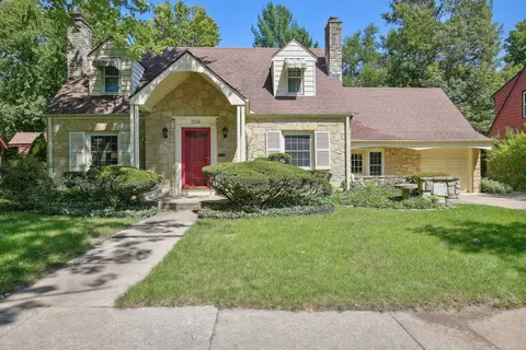306 W Delaware Ave, Urbana, IL 61801