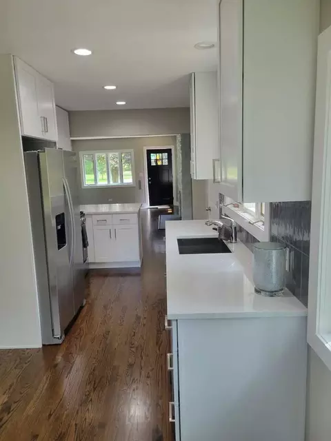 1826 E River Dr, Des Plaines, IL 60018 photo 3