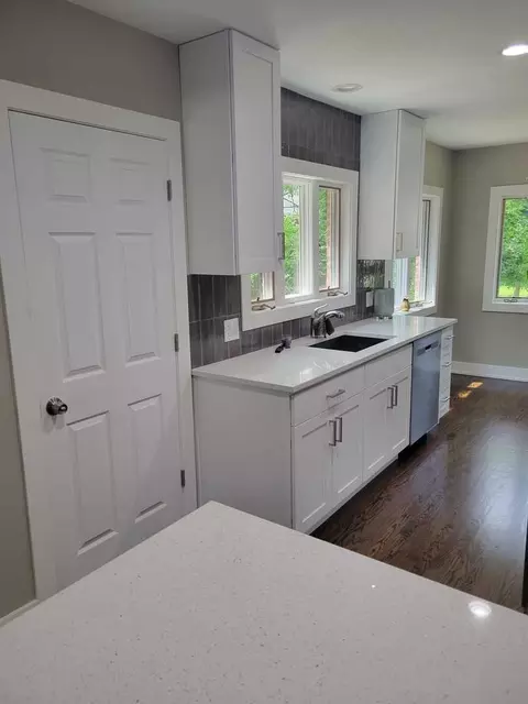 1826 E River Dr, Des Plaines, IL 60018 photo 4