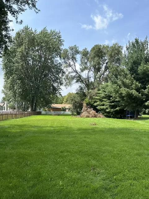 1832 Laverne Dr, Lake Holiday, IL 60548