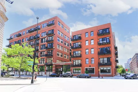 226 N Clinton St #304, Chicago, IL 60661