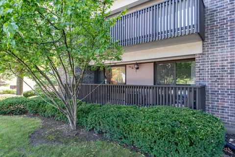 920 Vose Dr #111, Gurnee, IL 60031