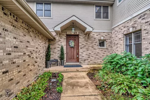 9 S753 Circle Ave, Willowbrook, IL 60527 photo 2