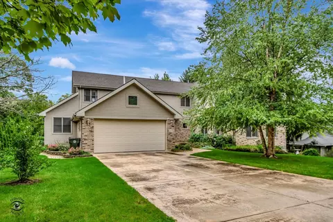 9 S753 Circle Ave, Willowbrook, IL 60527
