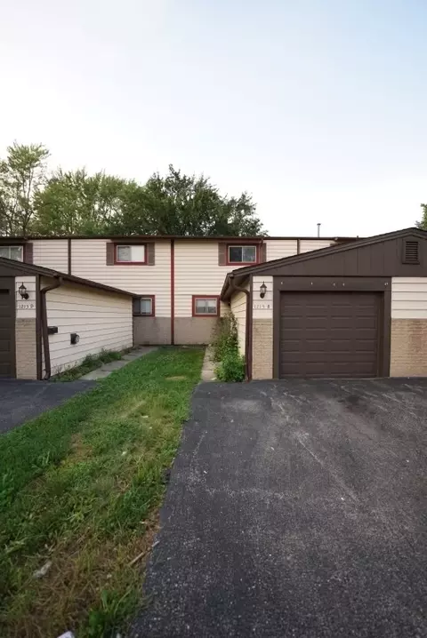 1215 Cedarwood Dr #E, Crest Hill, IL 60403