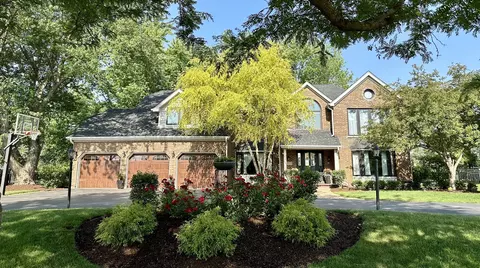 10708 S Wentworth Dr, Naperville, IL 60564
