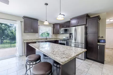 37 W137 Brookside Dr, Elgin, IL 60124 photo 6