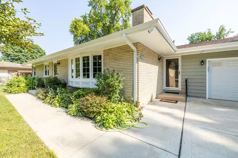 37 W137 Brookside Dr, Elgin, IL 60124 photo 4