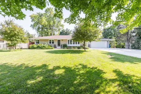 37 W137 Brookside Dr, Elgin, IL 60124 photo 2