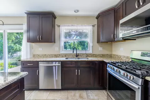 37 W137 Brookside Dr, Elgin, IL 60124 photo 8