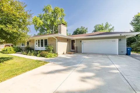 37 W137 Brookside Dr, Elgin, IL 60124 photo 1