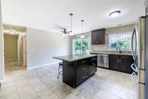 37 W137 Brookside Dr, Elgin, IL 60124 photo 9