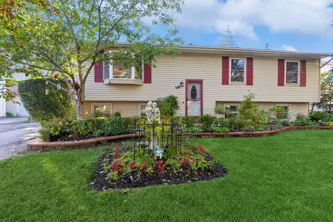 416 Greenview Dr, Park City, IL 60085