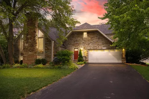 615 Bull Run Ct, Naperville, IL 60540