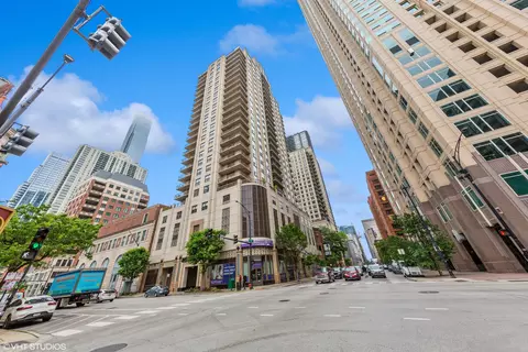 635 N Dearborn St #1702, Chicago, IL 60654