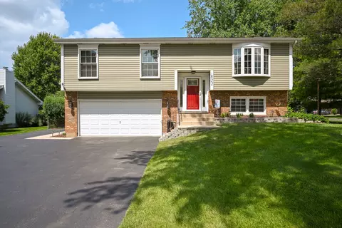 822 S Vista Dr, Algonquin, IL 60102