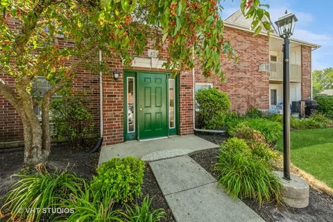 421 Leah Ln #2A, Woodstock, IL 60098