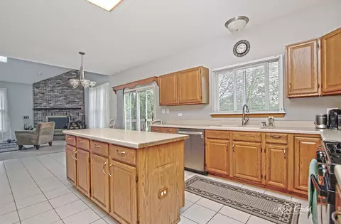 Undisclosed, Lindenhurst, IL 60046 photo 6