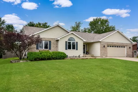 604 Morningside Dr, Chenoa, IL 61726 photo 2