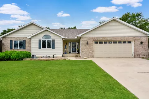 604 Morningside Dr, Chenoa, IL 61726