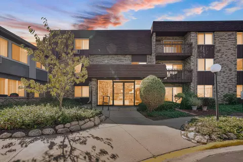 922 E Old Willow Rd #305, Prospect Heights, IL 60070