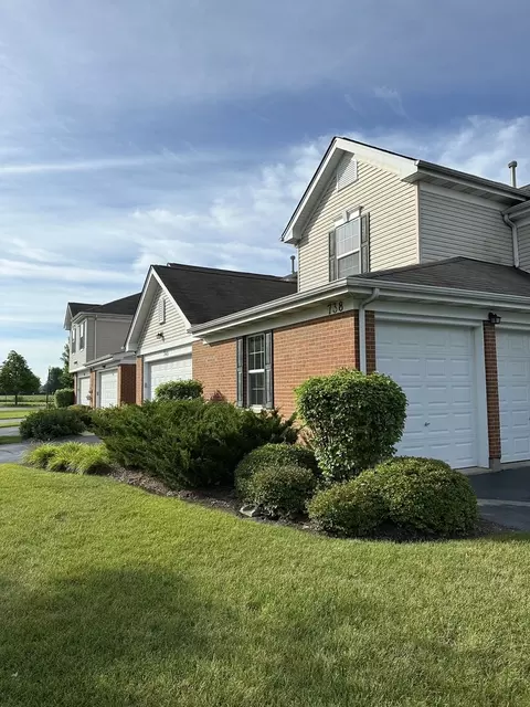 738 Legend Ln, Mchenry, IL 60050
