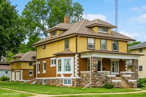 907 N Division St, Harvard, IL 60033