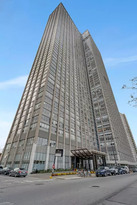 655 W Irving Park Rd #3214, Chicago, IL 60613