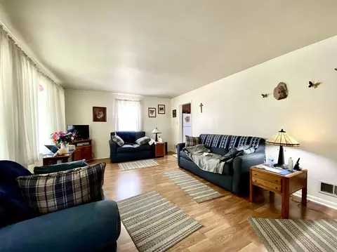 571 E 4th St, Lockport, IL 60441 photo 2