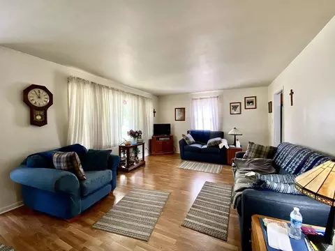 571 E 4th St, Lockport, IL 60441 photo 3