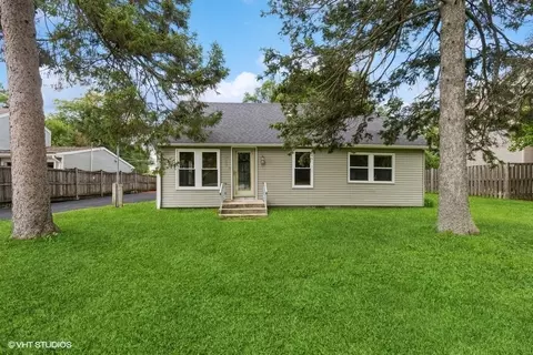 911 Grand Blvd, Wauconda, IL 60084