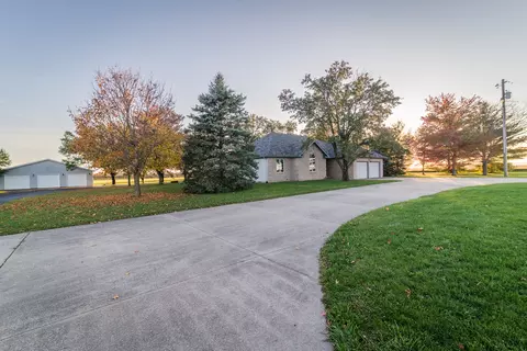 9220 Heritage Rd, Clinton, IL 61727