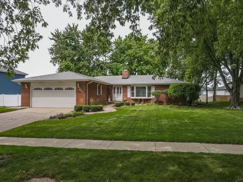 831 Maple Ln, Peotone, IL 60468