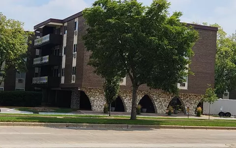 1301 S Finley Rd #212, Lombard, IL 60148
