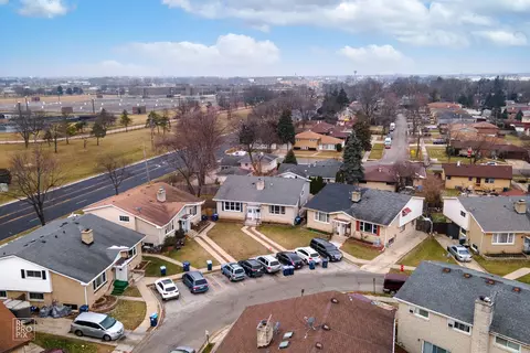 373 Dover Ln, Des Plaines, IL 60018