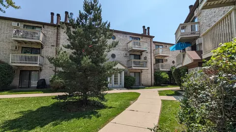 442 E Osage Ln #11-1B, Palatine, IL 60074
