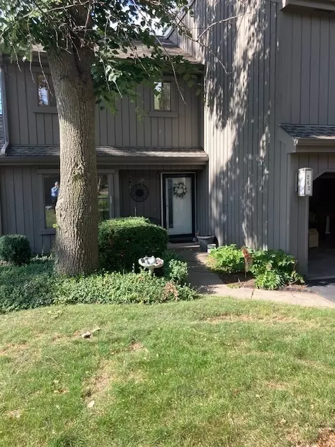 262 Rolling Wood Ln, Lake Barrington, IL 60010