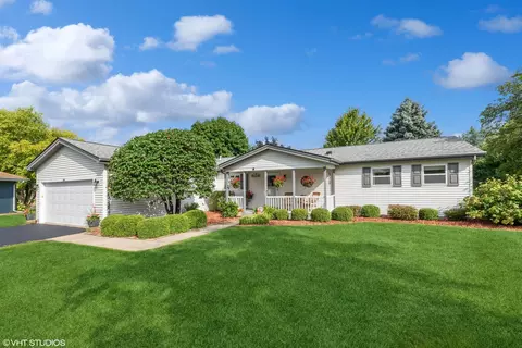 8 Secretariat Ct, Grayslake, IL 60030