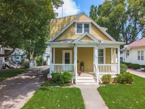 809 W Oakland Ave, Bloomington, IL 61701