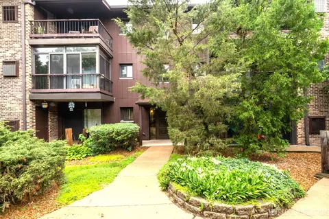 64 Pier Dr #302, Westmont, IL 60559