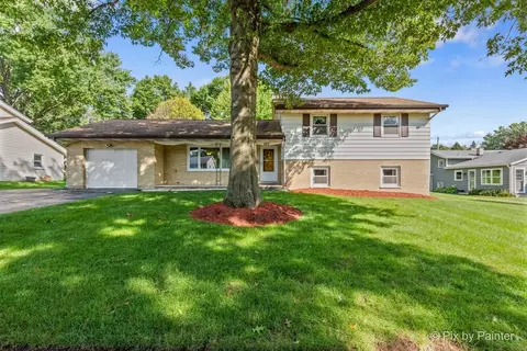 527 Summit St, Algonquin, IL 60102