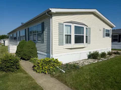 857 S 10th St, Dekalb, IL 60115