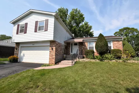 1067 Apple Ln, Lombard, IL 60148