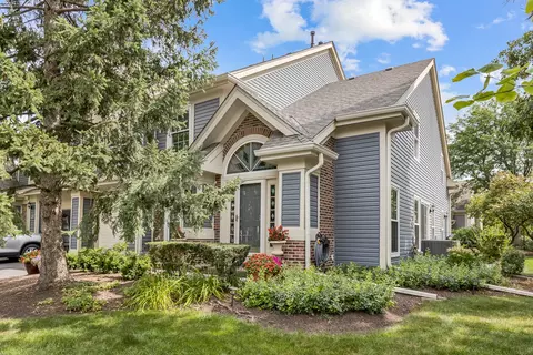 718 Deep Wood Ct, Elk Grove Village, IL 60007