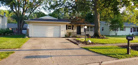 2207 Blackthorn Dr, Champaign, IL 61821