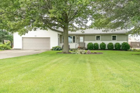 821 E 1st St, Gibson City, IL 60936